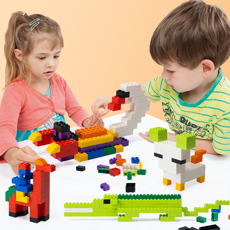 外贸热卖幼儿童益智玩具3-7岁DIY拼搭构建创意塑料积木厂家直销华隆