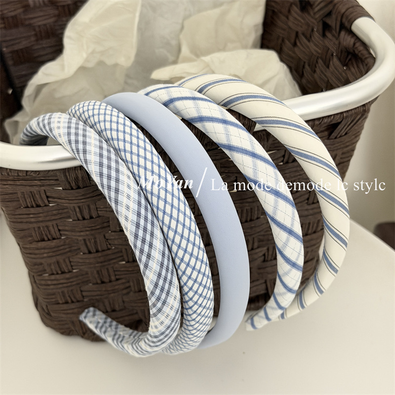 The new fashionable and fresh blue hair band is simple and versatile for commuting. The thin headband is suitable for daily outings with hair clips and hair accessories Application Scenario