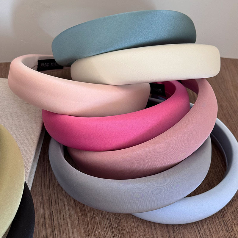 High-end, simple, solid-color hair band, feminine texture, high top of the head, sponge headband, elegant hair clip, new hair accessory Application Scenario