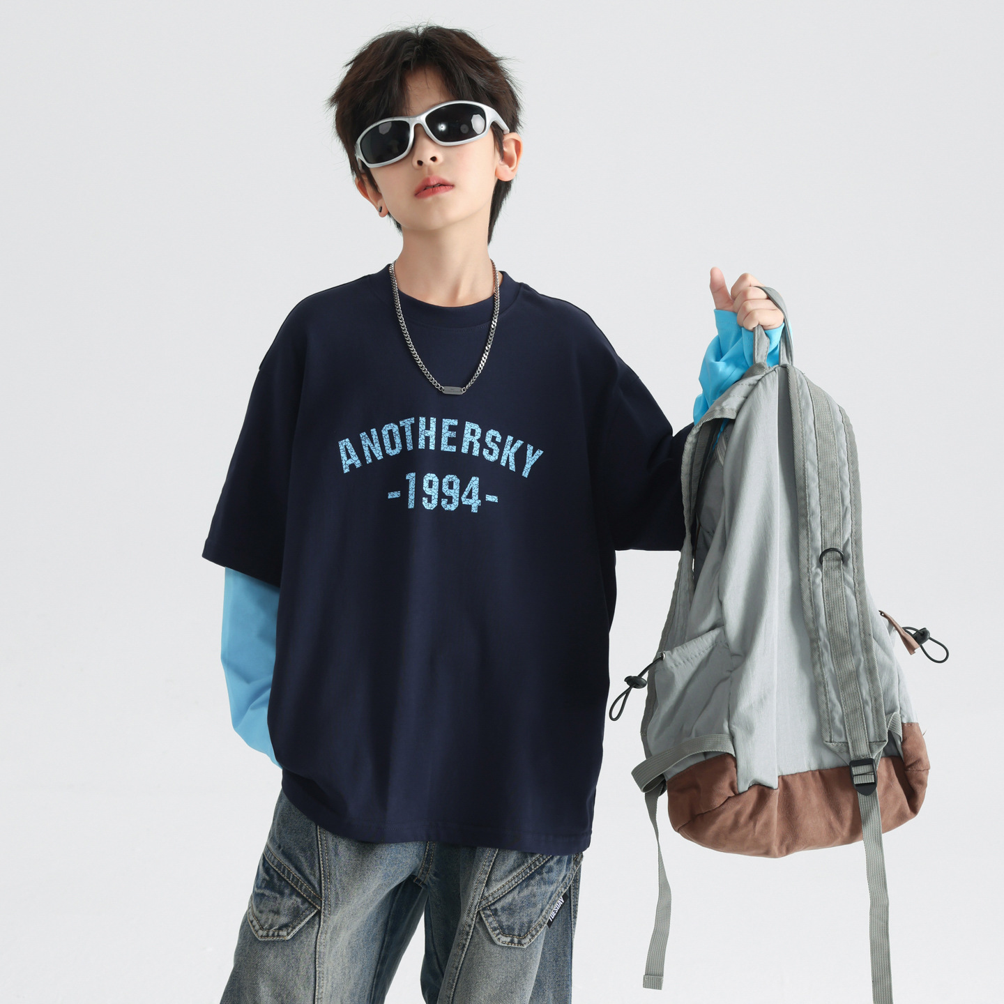 Two long-sleeved sportswear T-shirts for boys in autumn, 2025 new style, loose tops for teenagers and children in spring and autumn details Picture