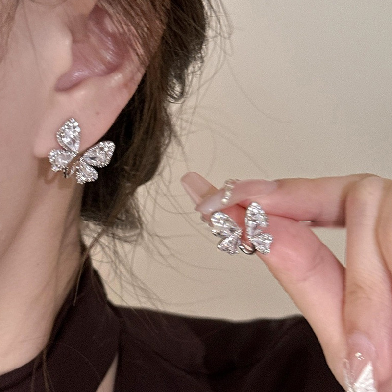 Lujo ligero nichos circonitas pendientes de mariposa verano de alta calidad sentido único aretes diseño de mujer sensación de frío y aire accesorios de oído
