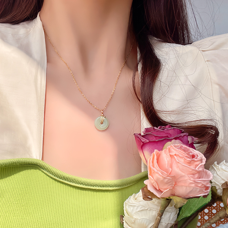 New Chinese-style retro imitation chalcedony pendant necklace, women's light luxury niche design, court-style collarbone chain accessory wholesale