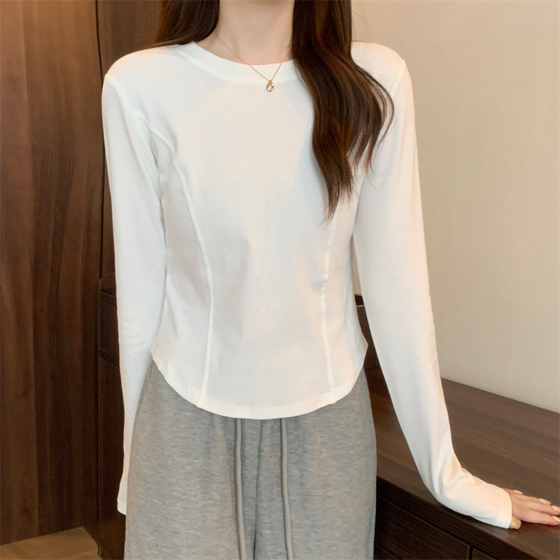 For the 2023 autumn and winter women's wear, this tailcoat is designed with a slim fit for women, paired with a T-shirt and a knitted long-sleeved cinched-waist top details Picture