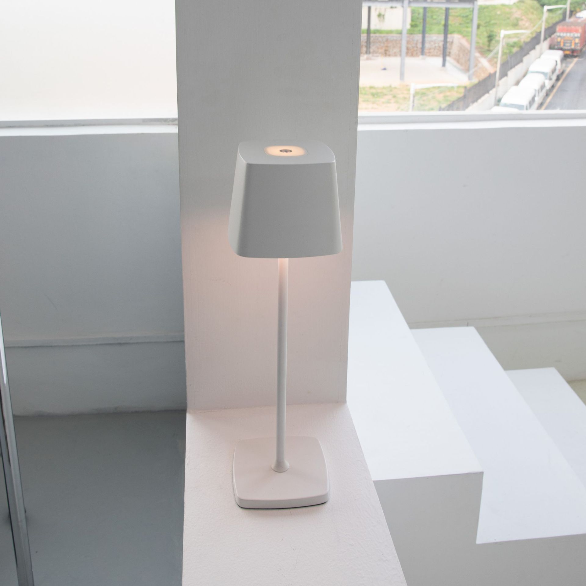 Новая модная лампа с коротким прикроватным столом, закрывающая глаза от USB lightnight lightning details Picture