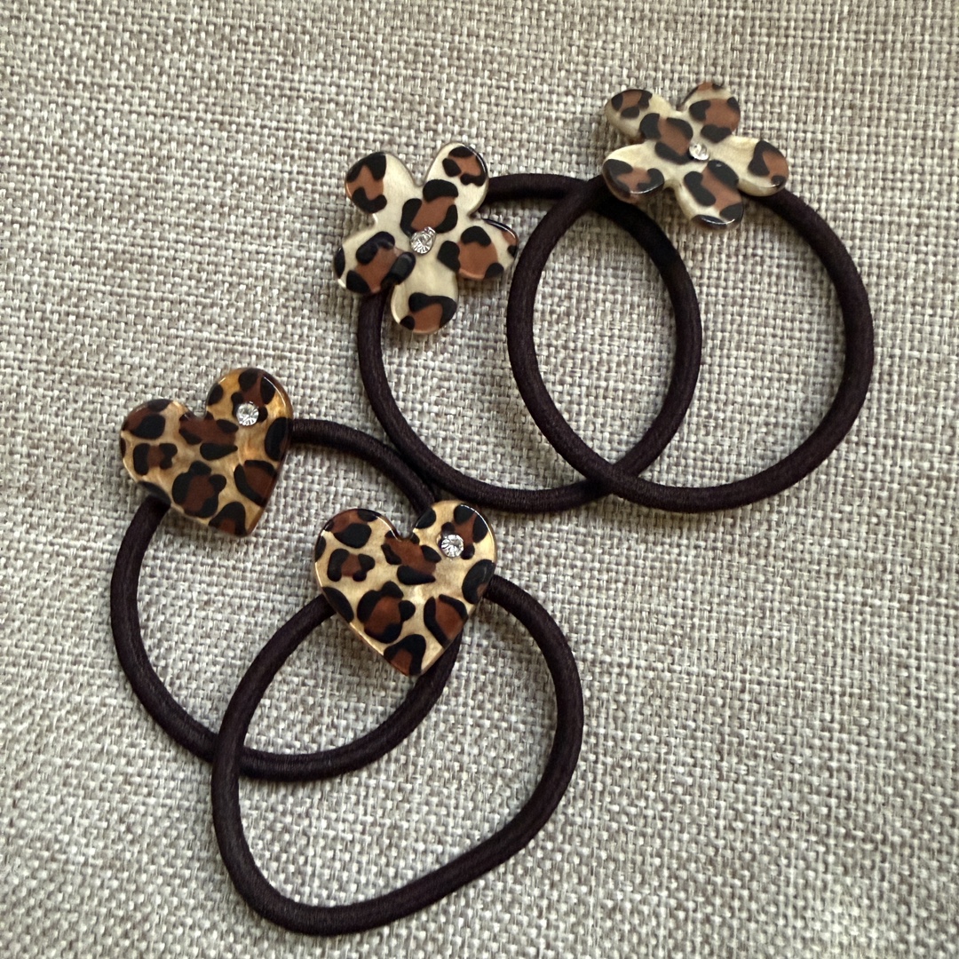 New Instagram-style hair tie and hair accessory with sparkling diamond leopard print and heart-shaped small flowers. Old money style details Picture