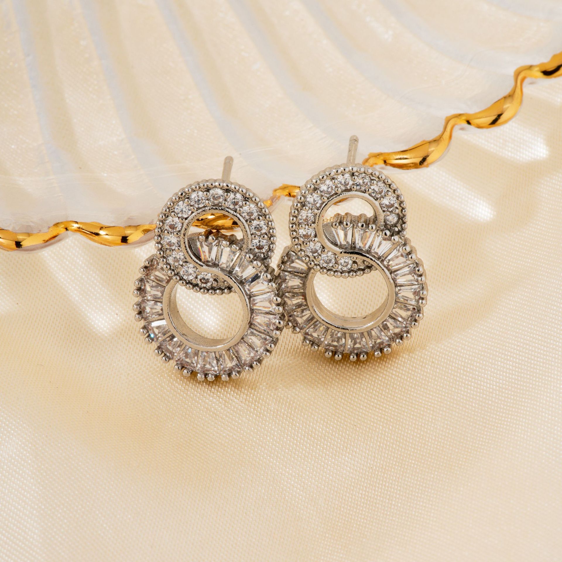 Double circle earrings, Korean-style diamond-encruted zircon women's short round stud earrings, earrings and accessories, high-end and elegant, with a delicate fragrance style Application Scenario