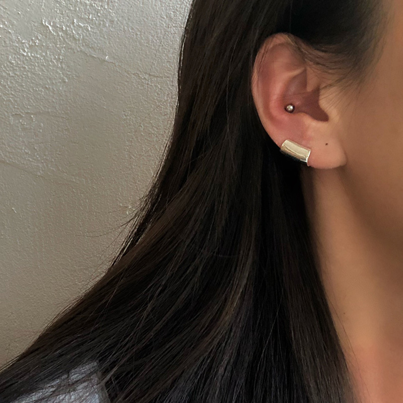 Geometric long light ear clips, European and American light luxury individual earrings, new style in 2024, trendy and high-end, niche design for women details Picture