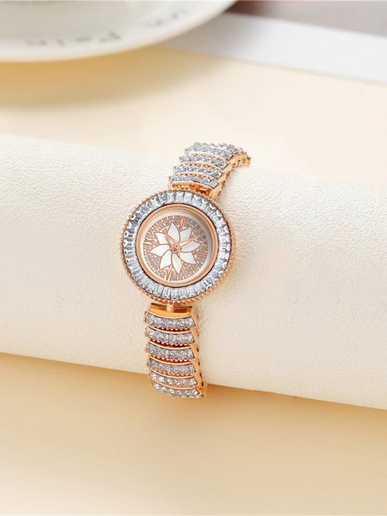 New popular and trendy quartz rhinestone alloy bracelet watch with a fine strap and elegant style, "Full Sky Star" cross-border hot sales wholesale details Picture