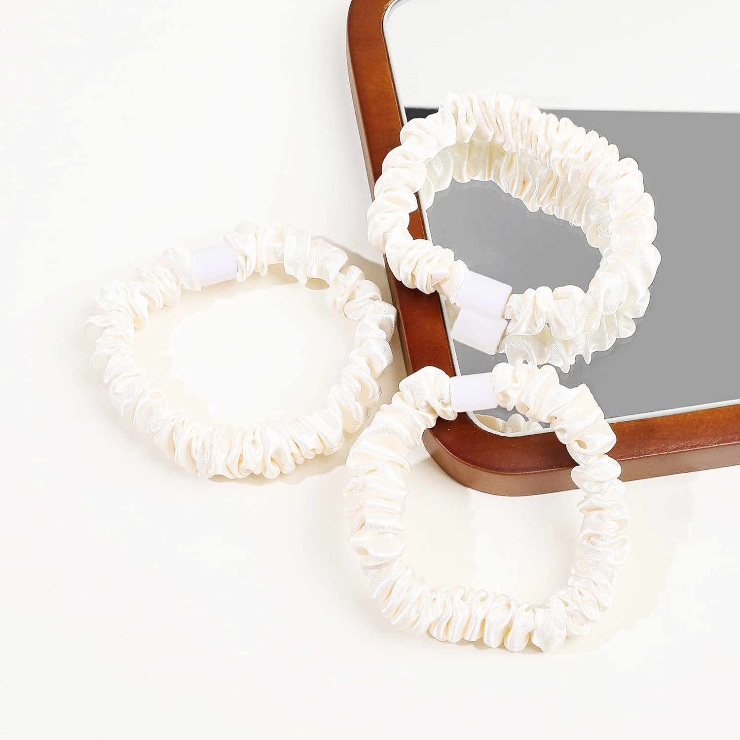 Cross-border Amazon versatile, simple black and white high-elasticity hair band, personalized large intestine hair band, basic seamless rubber band Application Scenario