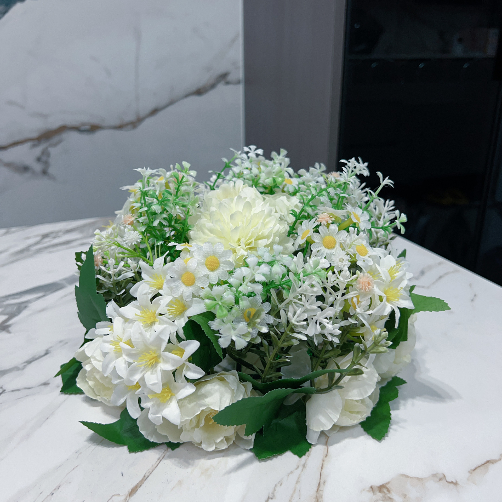In the middle of the round table of the hotel dining table, there are flower balls, artificial flowers, wedding Roman Columns, flower ball ornaments, and guiding flowers