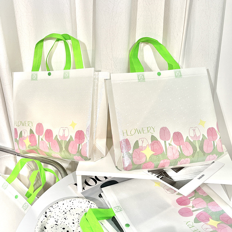 Fresh and clean tulip packaging bags, gift bags, clothing store bags, shopping bags, laminated non-woven fabric bags, handbags Application Scenario