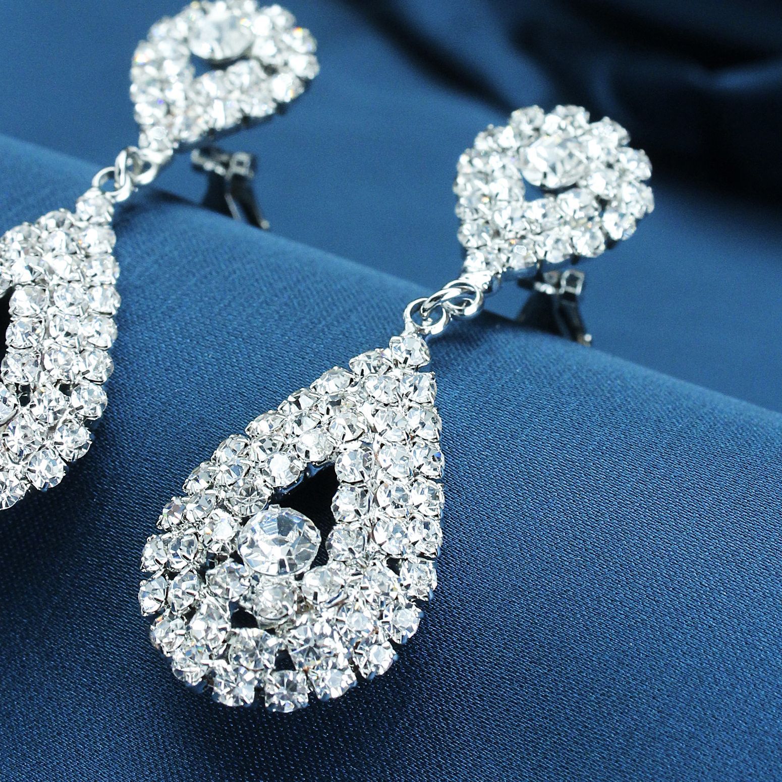 European and American exaggerated and distinctive earrings, versatile for daily use, claw chains, welded rhindiamond long earrings, teardrop-shaped ear clips Application Scenario