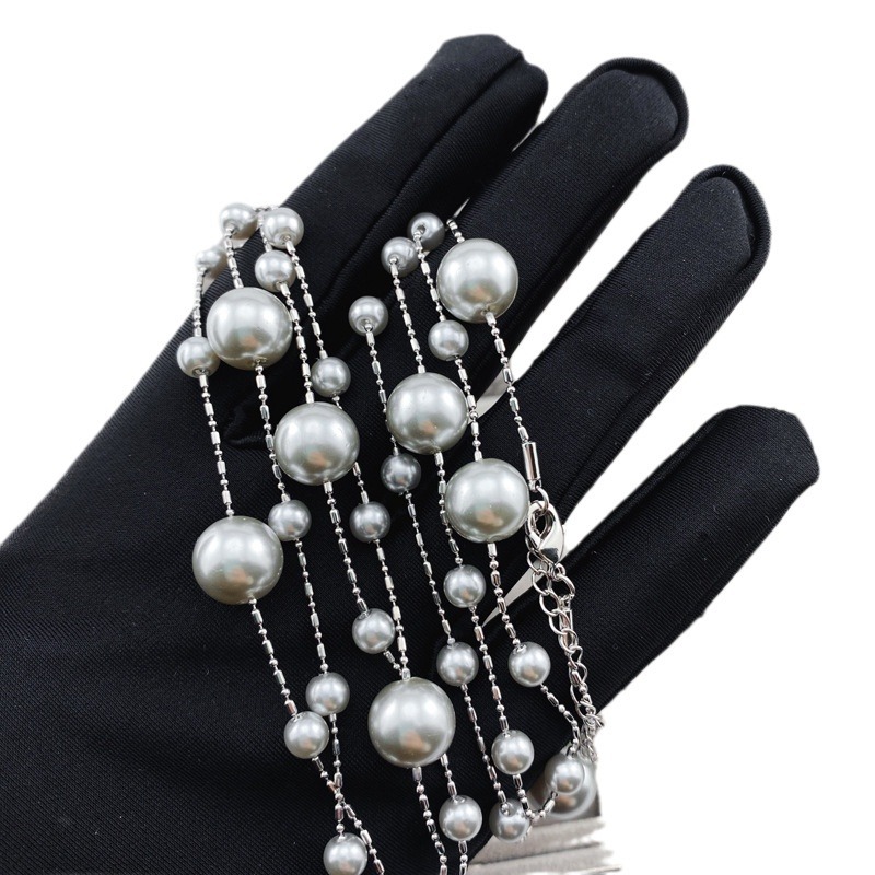 This French retro grey-themed large and small beaded necklace can be double-layered and worn. It is a versatile and elegant sweater chain that can be worn twice Item Picture