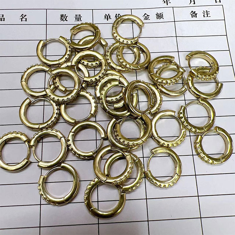 The diamond-encrusted ear loops are unique. You don't need to remove the ear studs when sleeping. The diamond circle earrings and earrings are popular among both men and women. The thin ear loops are versatile details Picture
