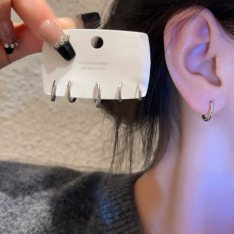 Sweet and cool plain ring earrings, women's Instagram simple and elegant cold style ear buckles, 2022 new niche design sense earrings