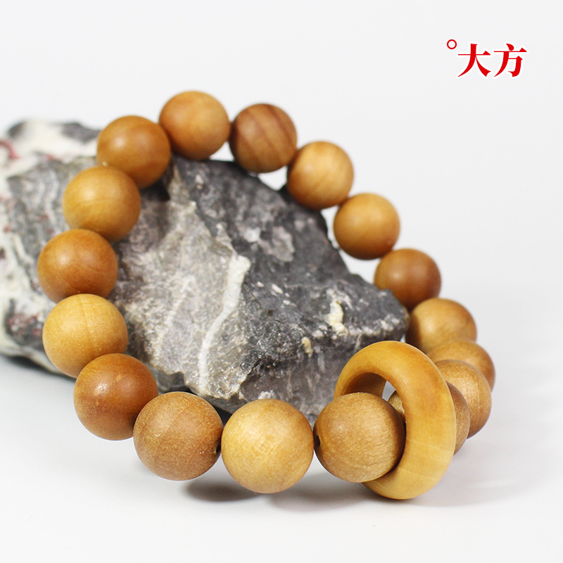 The Babi Sandalwood bracelet is a 12MM round bead running ring Buddhist prayer bead bracelet, similar to the old mountain sandalwood cultural play wood string on Xiaohongshu Douyin Application Scenario