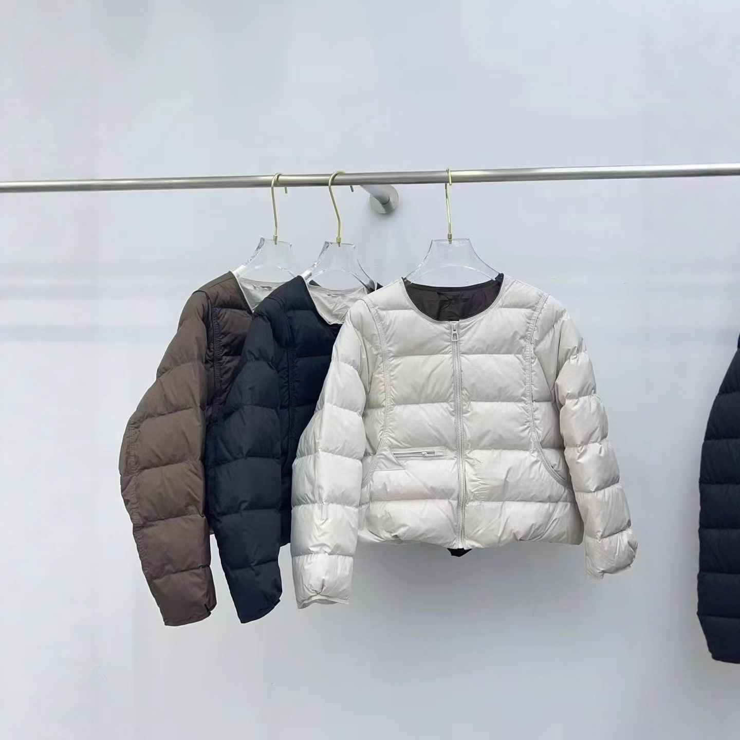 A light, short and warm round-neck duck down jacket for women in the autumn and winter of 2025, a simple and fashionable white duck down warm coat Application Scenario