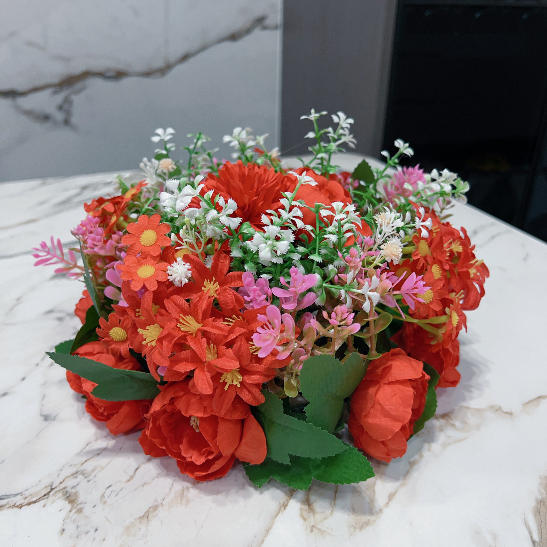 In the middle of the round table of the hotel dining table, there are flower balls, artificial flowers, wedding Roman Columns, flower ball ornaments, and guiding flowers Application Scenario