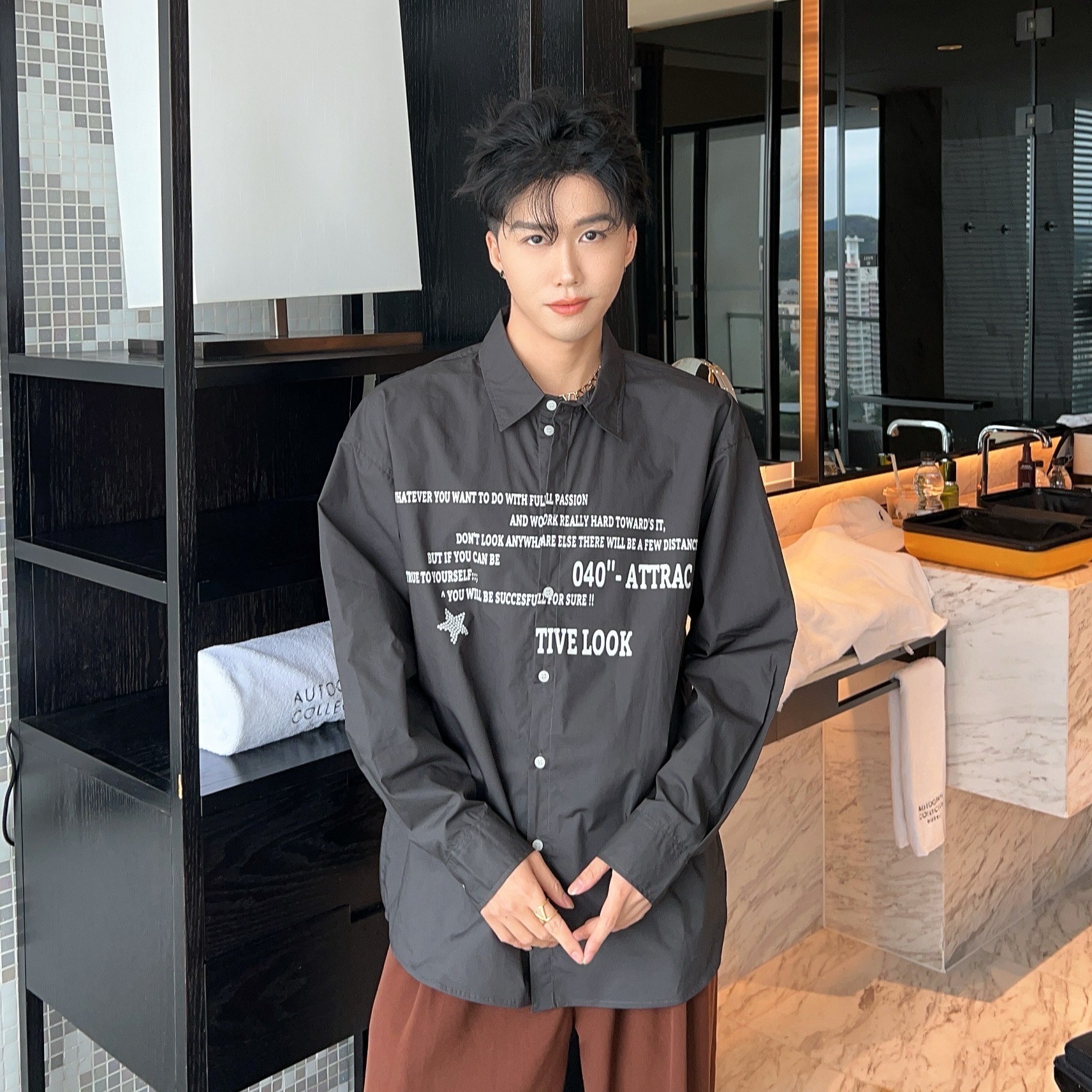 A new Korean-style single-breasted white shirt with letter prints, a versatile and slimming fashion shirt for men, and a trendy top on Instagram Specification image
