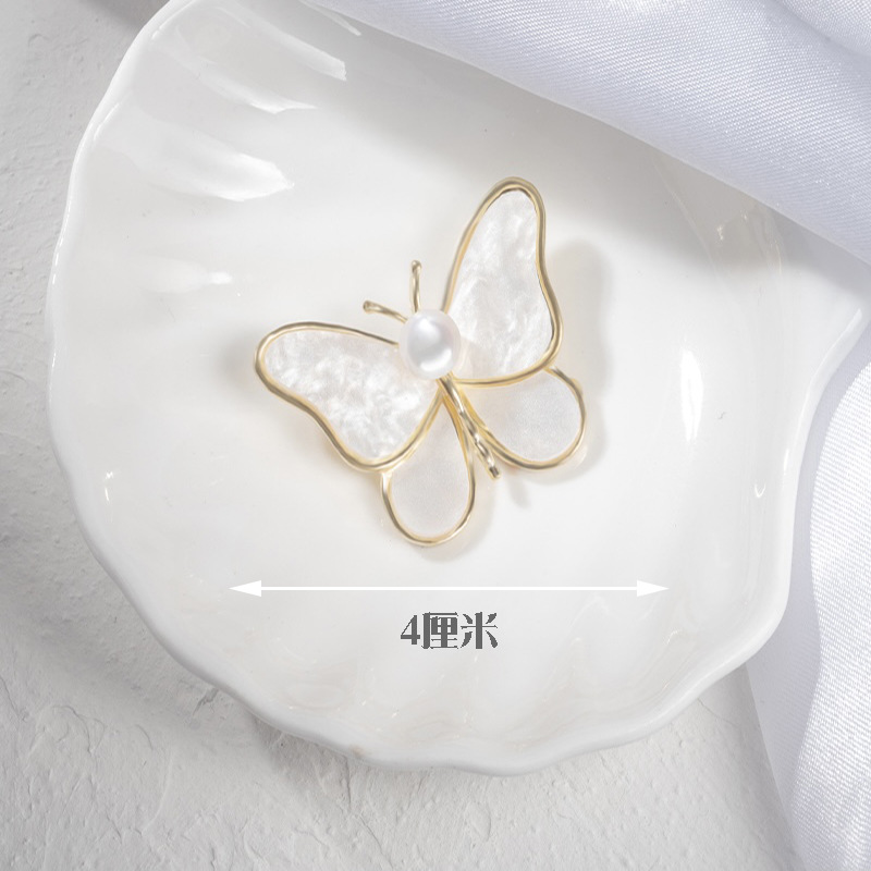 Butterfly brooch, high-end and elegant, high appearance level, cardigan, niche design sense, sweater, suit, versatile, retro brooch wholesale Item Picture