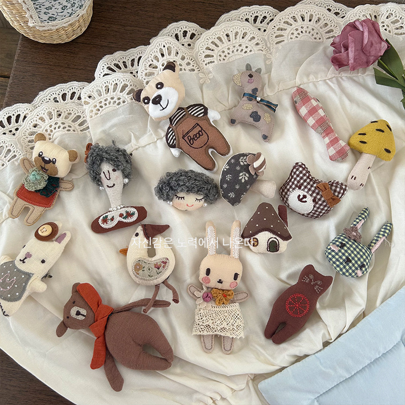 New Korean-style cute cartoon fabric cotton stuffed three-dimensional brooch dolls, handcrafted pins, accessories, bags, clothes and accessories Application Scenario