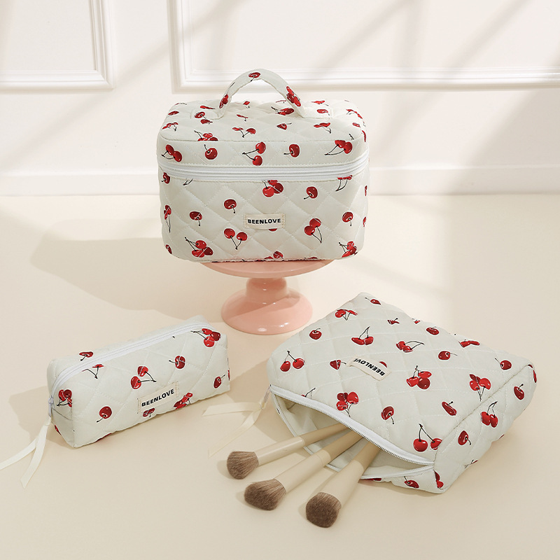 Nuevo estilo corazón pintado palabras bolsa de maquillaje bolsa de maquillaje acolchado de moda bolsa de maquillaje de color de flor de corazón gran capacidad sentido avanzado details Picture