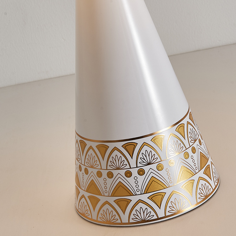 Cross-border Italian light luxury bedroom table lamp, charging French vintage niche handcrafted ambient light, ethnic style study bedside display Specification drawing