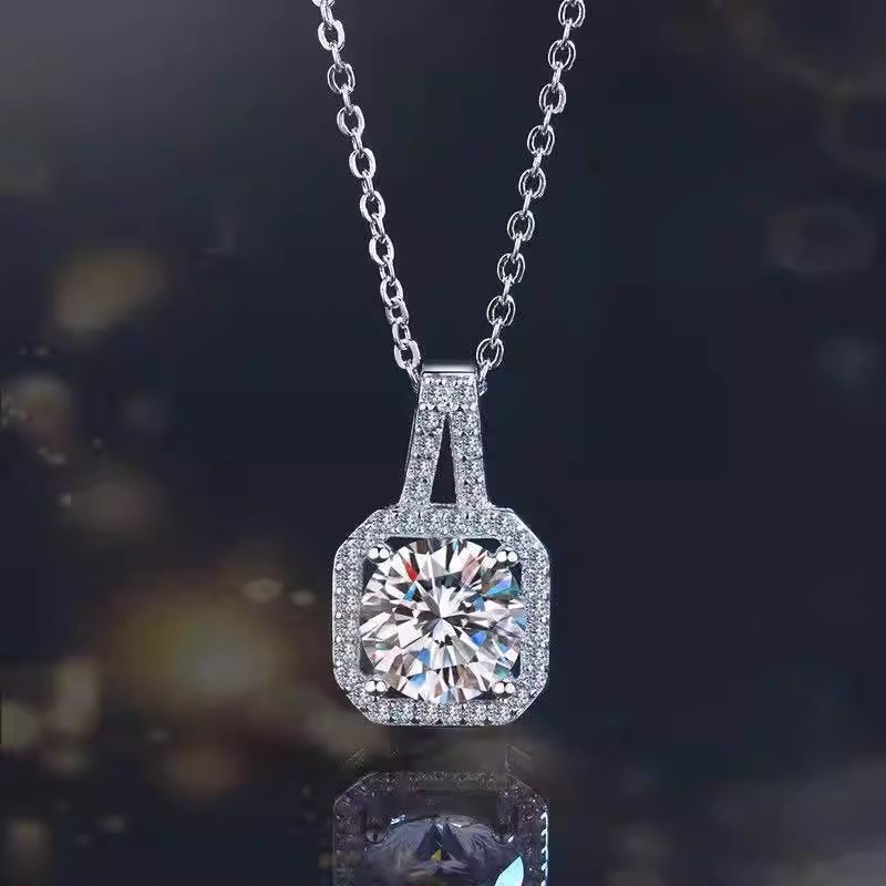 Small Square Sugar Necklace For Women 2024 New Simple Sweet Cool Wind Super Flash Pendant Ins Advanced Sense Clavicle Chain