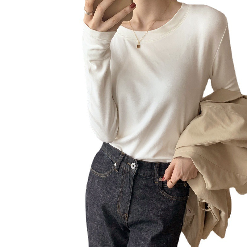 A white German fleece base layer for women, paired with a round-neck, versatile, fitted long-sleeved T-shirt for autumn and winter, and a stylish fleece top Item Picture