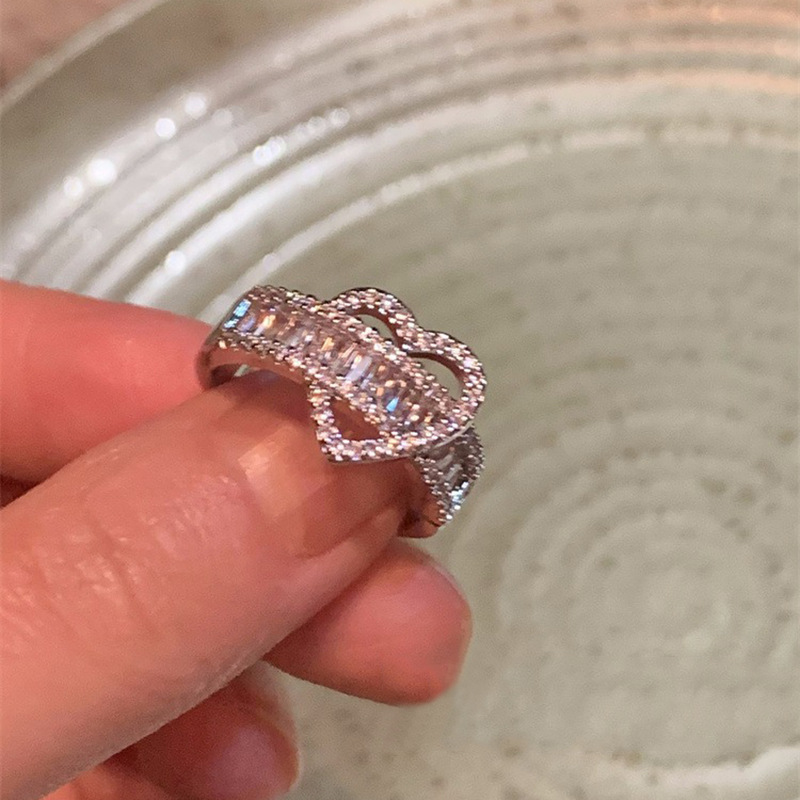Kimoj's New Ring Is Light Luxury And Exudes A Sense Of Sophistication. It Features A Heart-Shaped Zircon Exquisite Ring With A Cold And Unique Design For Women. It Is A Trendy Index Finger Ring