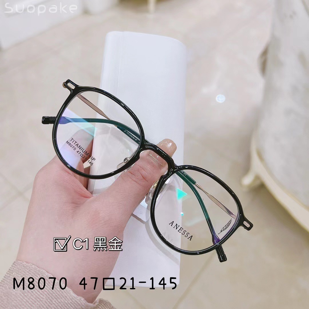 Tea-colored myopic glasses frames for women can be paired with high-precision small-face ultra-light pure titanium and anti-blue light square face glasses frames Application Scenario