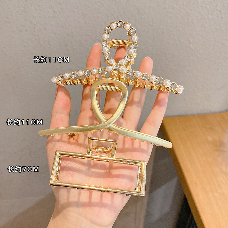South Korean Net Red Metal Hairpin Back Head Grab Clip Large Shark Clip Elegant Temperament 2023 New Hair Accessories Female Application Scenario
