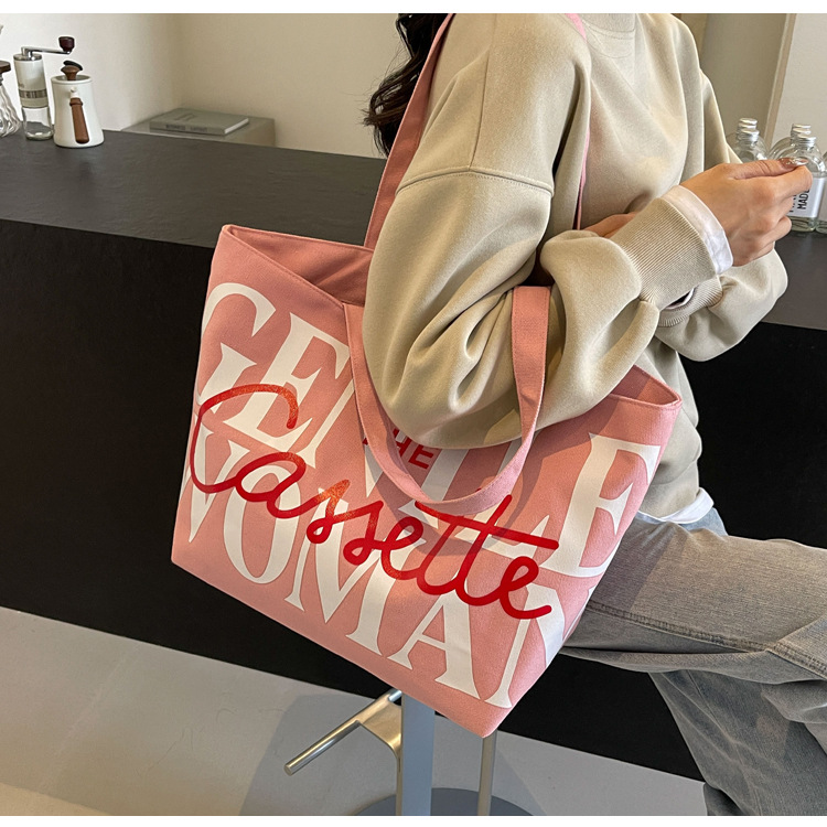 A new 2024 Korean-style large-capacity tote bag for girls, a niche canvas bag with fashionable letters and a fresh and clean shoulder bag details Picture