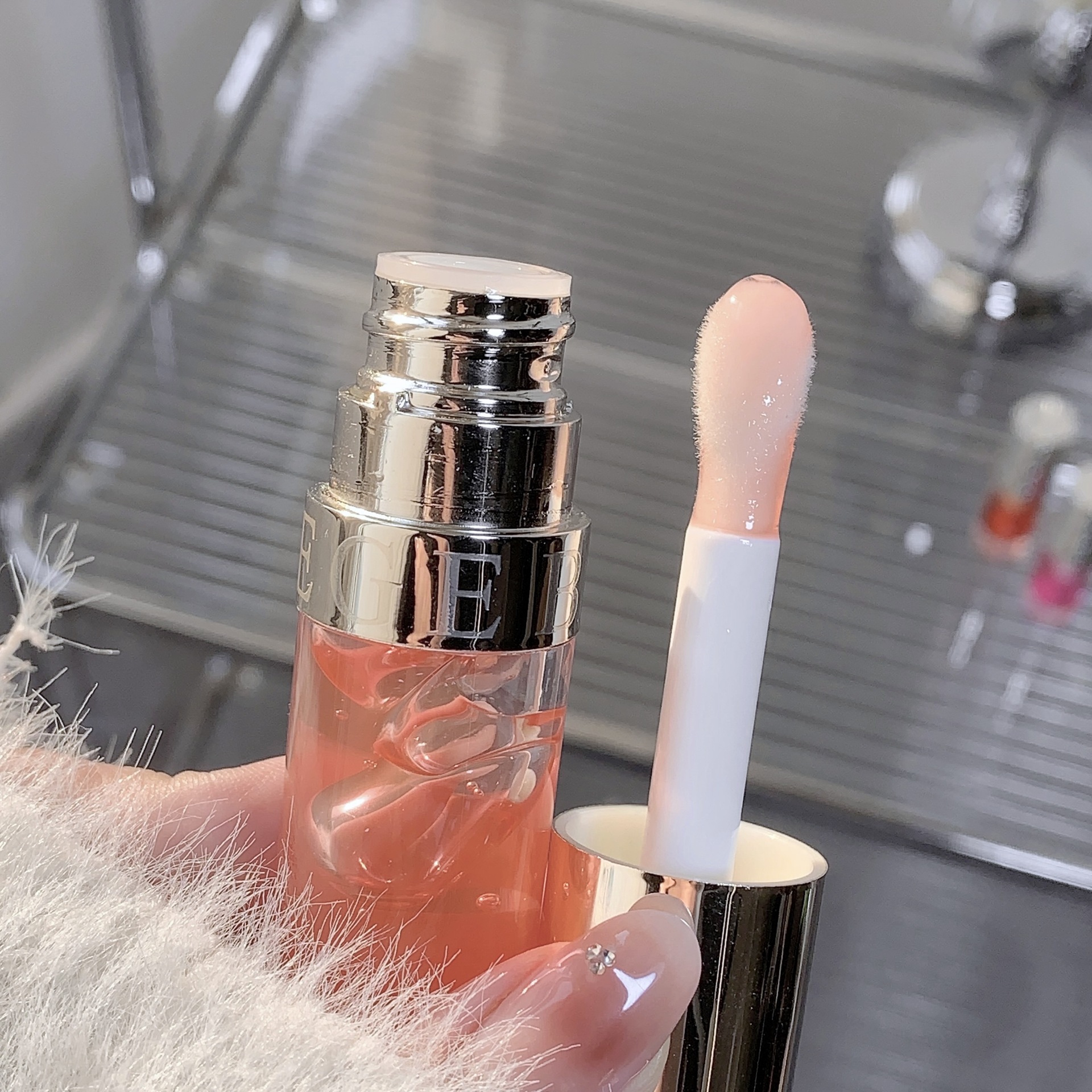 Gegebear Plant-based Brightening and Moisturizing Colored Lip Oil hydrates and moisturizes the lips, and the chubby glass lips prevent dryness and cracking in autumn and winter details Picture