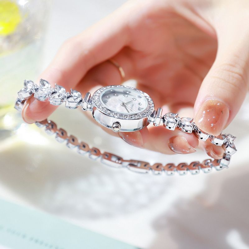 وقد عملت ساعة اليد كسوارات الموضة في يد النساء Specification image