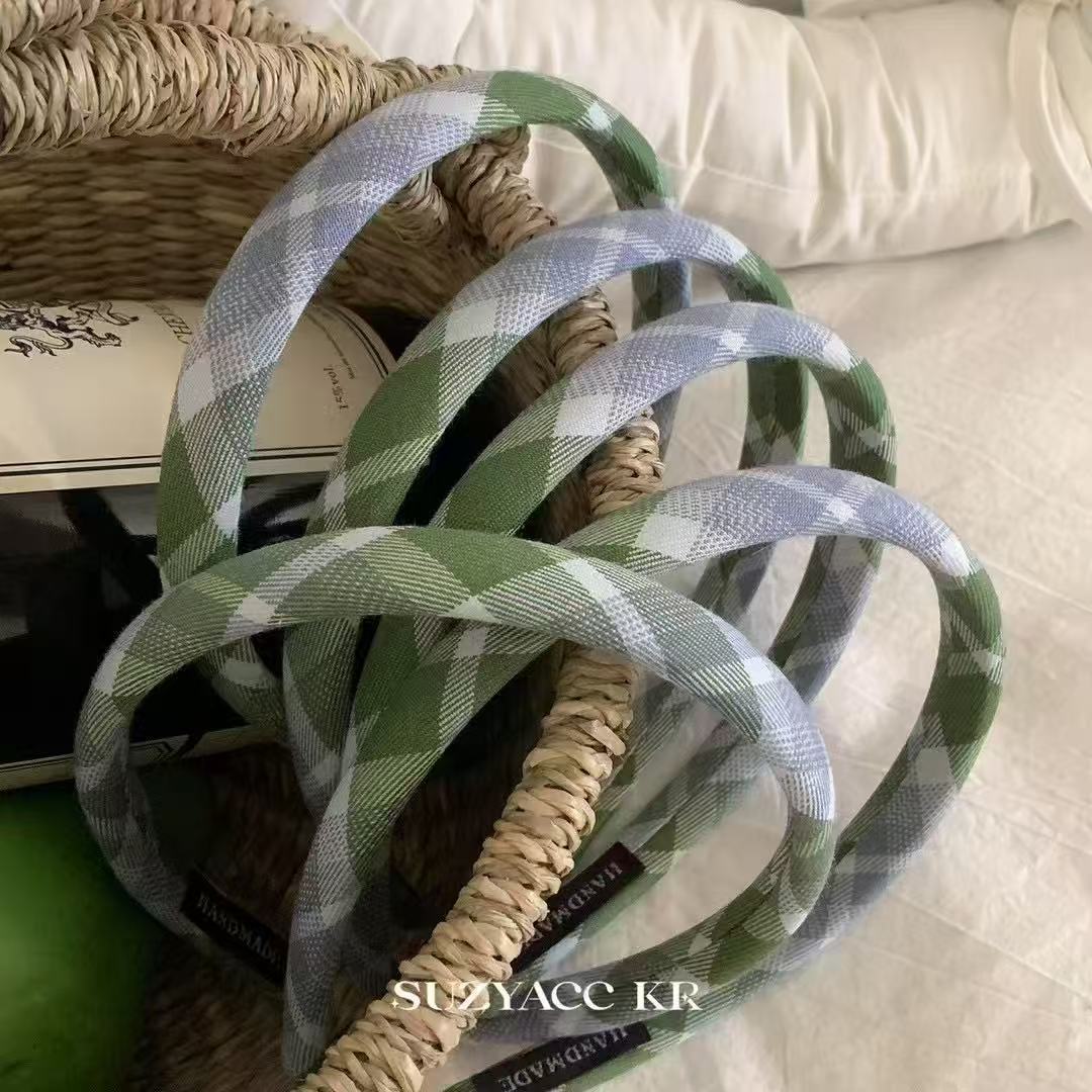 The new, fresh and fair blue and green checkered hair band is fashionable and niche. It features an academic headband, a simple hair tie and hair accessory
