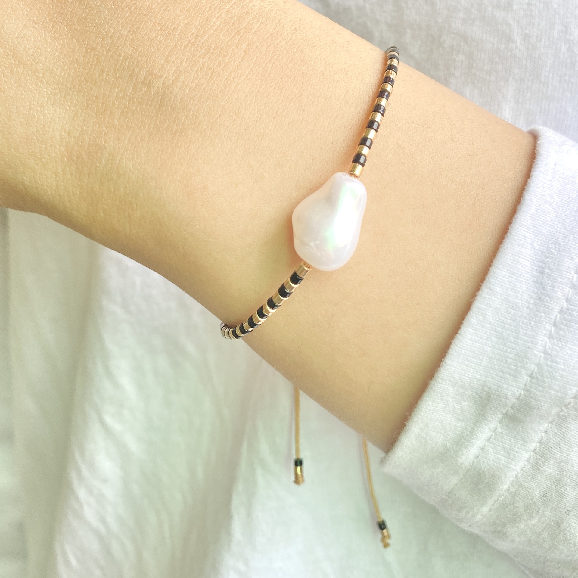 Europe And The United States Foreign Trade Selling Simple National Style Cross-Border New Imitation Baroque Pearl Fine Rice Beads Hand-Woven Small Bracelet Ins Europe And The United States Wind Couple String Gift Manufacturers Wholesale Application Scenario