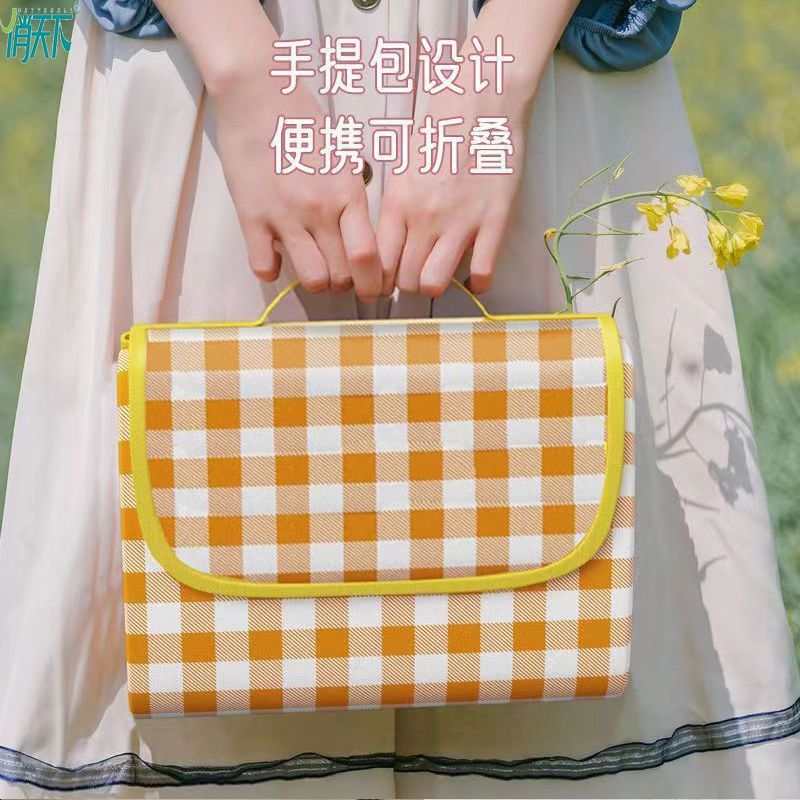 Outdoor picnic MATS, camping thickened moisture-proof MATS, picnic beach tents, disposable yellow and red checkered waterproof floor MATS