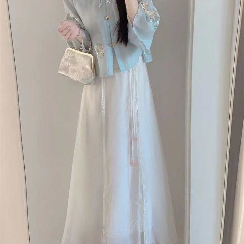 The new Chinese-style and traditional Chinese style set for women exudes a sense of high-end sophistication. It is a new summer exquisite embroidered top and skirt two-piece set details Picture