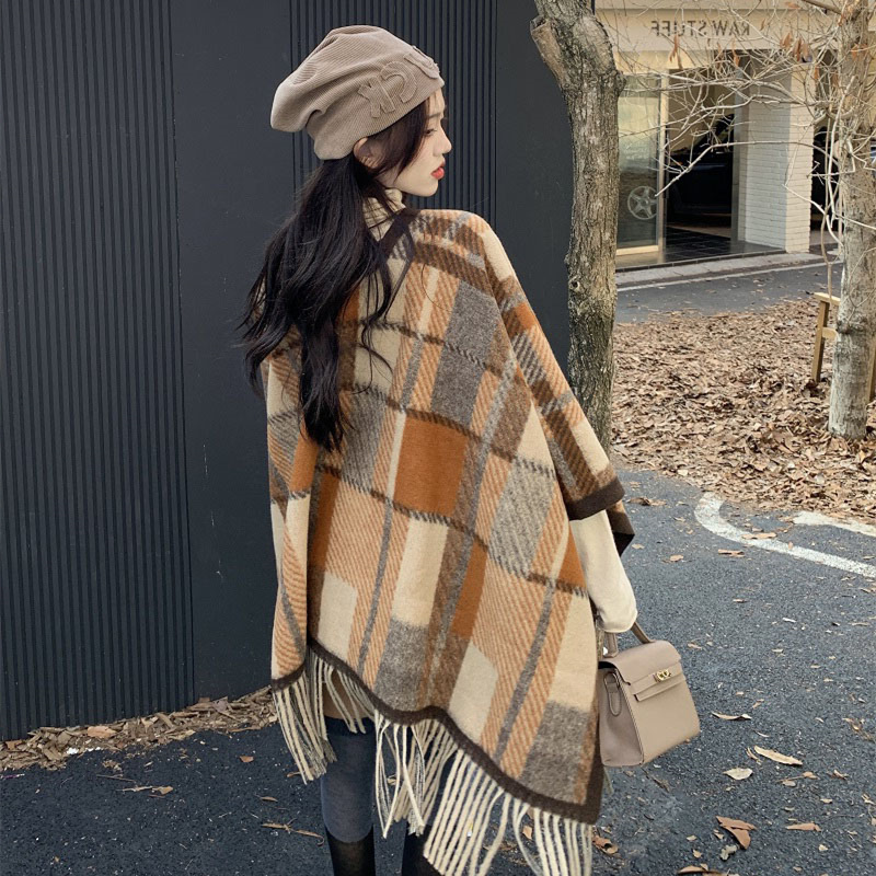 South Korea Imitation Cashmere Air Conditioning Cape Outside The Net Red Cloak Autumn And Winter New Niche Retro Plaid Warm Scarf Woman Application Scenario