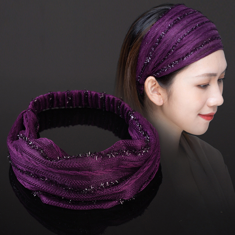In spring and summer, when going out, you can cover your white hair with lace wide-brimmed headscarves. This is a super wide postpartum headscarf and headband for washing and grooming