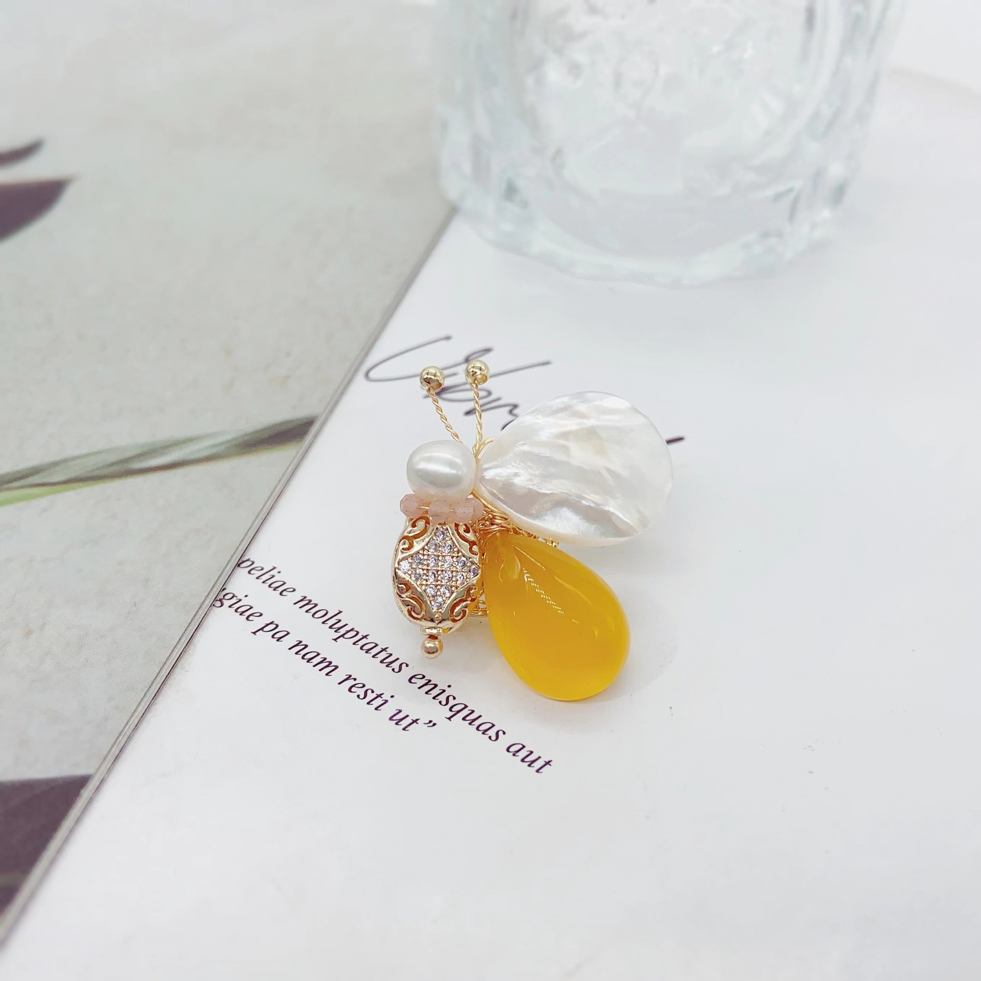 The butterfly pearl brooch features a cute and fresh design, exuding a sweet and vibrant spring vibe Application Scenario