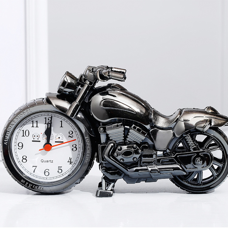 Cross-border plastic motorcycle-shaped alarm clock, home decoration, primary school students' bedside table, desk Application Scenario