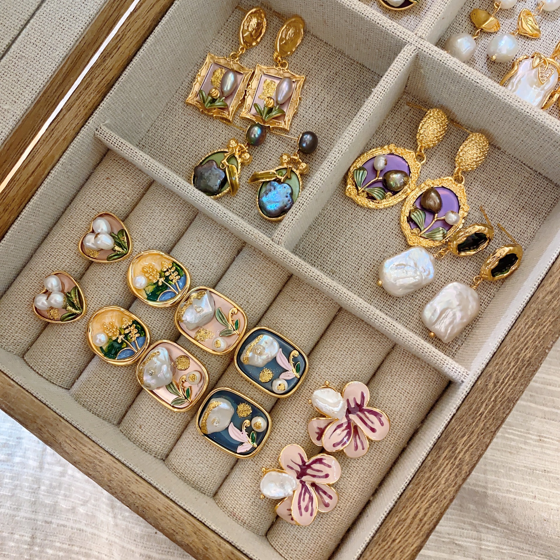 Medieval Baroque Pearl Earrings French Oil Painting Frame Flower Earrings Court Style Light Luxury Retro Art Earrings Specification drawing