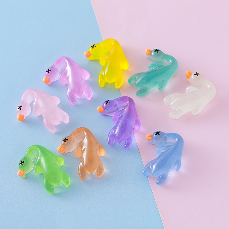 新款树脂夜光迷你鸭钥匙扣书包小挂件车内装饰品创意摆件饰品批发