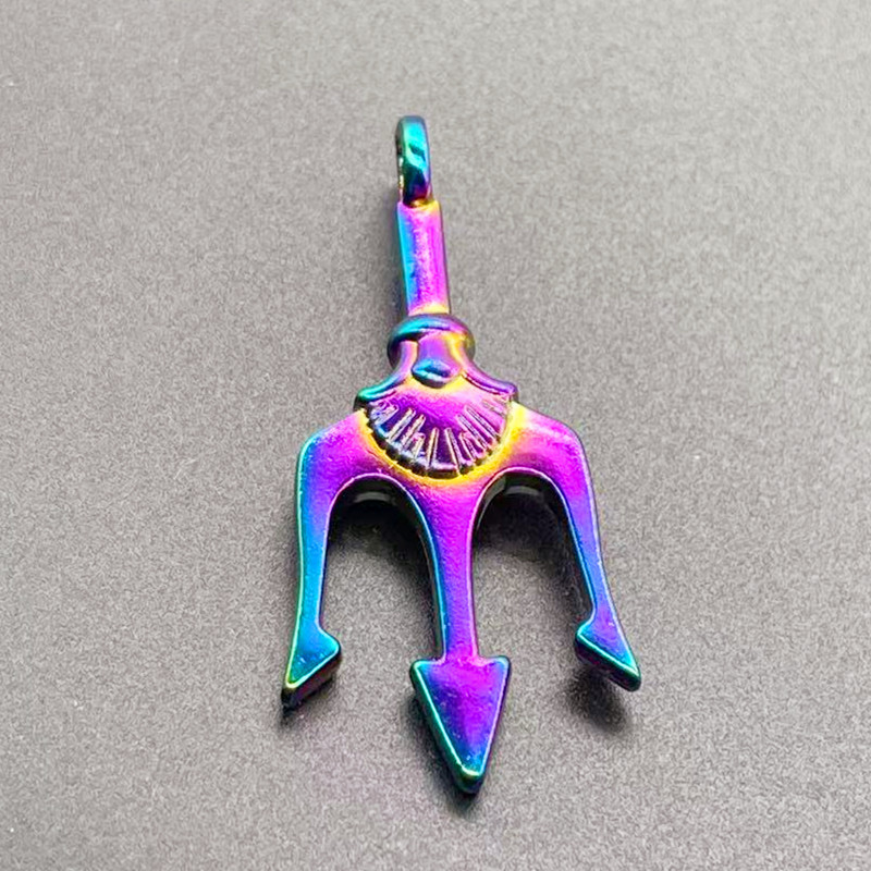 Douyin's Aquaman Trident necklace, a trendy and unique pendant for both men and women on Instagram, a simple hip-hop accessory pendant Application Scenario