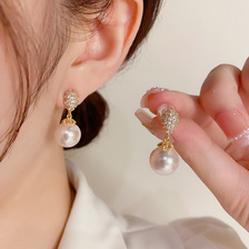 s925银针精致小巧微镶锆石水滴型珍珠耳钉女时尚轻奢优雅耳环耳饰
