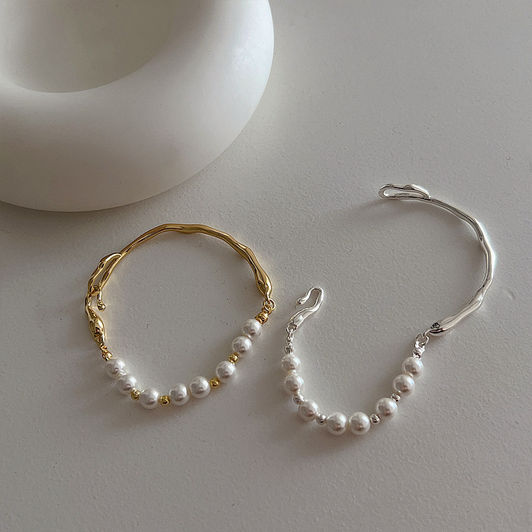 This niche design irregular metal pearl bracelet is a retro, simple and versatile, elegant and fashionable bracelet for women details Picture