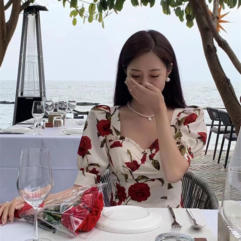 A French retro Hepburn square neck collarbone design with a Hong Kong style, short, high-waisted, puffed sleeve floral top for women Specification image