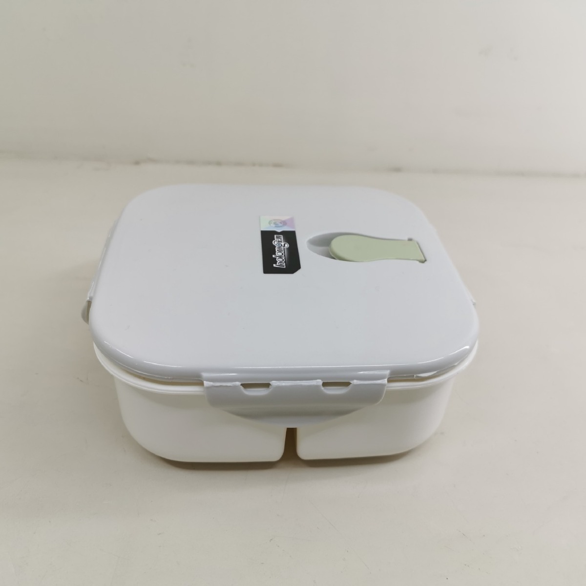 A square plastic lunch box with a spoon and fork that can be heated in a microwave oven, a student lunch box with three compartments, 1217